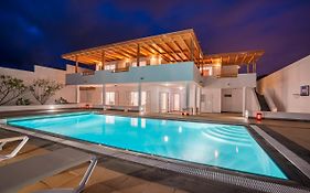 Villa Dedalos - A Luxury Large Villa With A Heated Pool In Puerto Calero